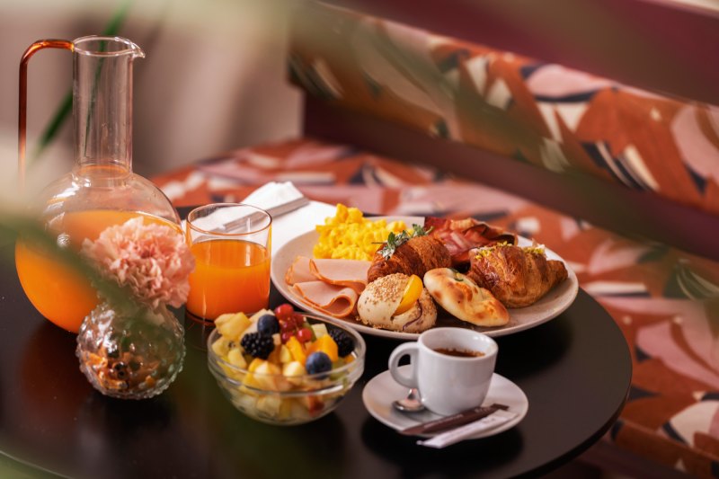 Colazione servita al tavolo con bevande calde, succhi, dolci e piatti salati nel bakery dell’hotel a Roma - Moderno Hotel Roma, BZAR hotels a Roma