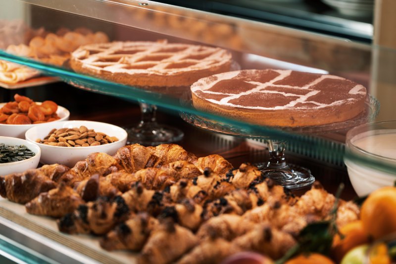 Vetrina bakery con croissant, torte artigianali e dolci per la colazione dell’hotel a Roma - Moderno Hotel Roma, BZAR hotels a Roma