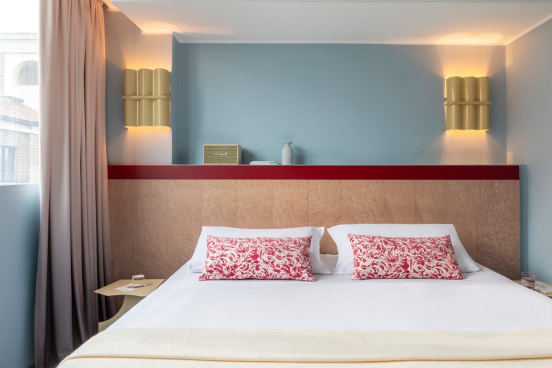 Dettaglio letto e illuminazione della camera deluxe in hotel a Roma - Moderno Hotel Roma, BZAR hotels a Roma