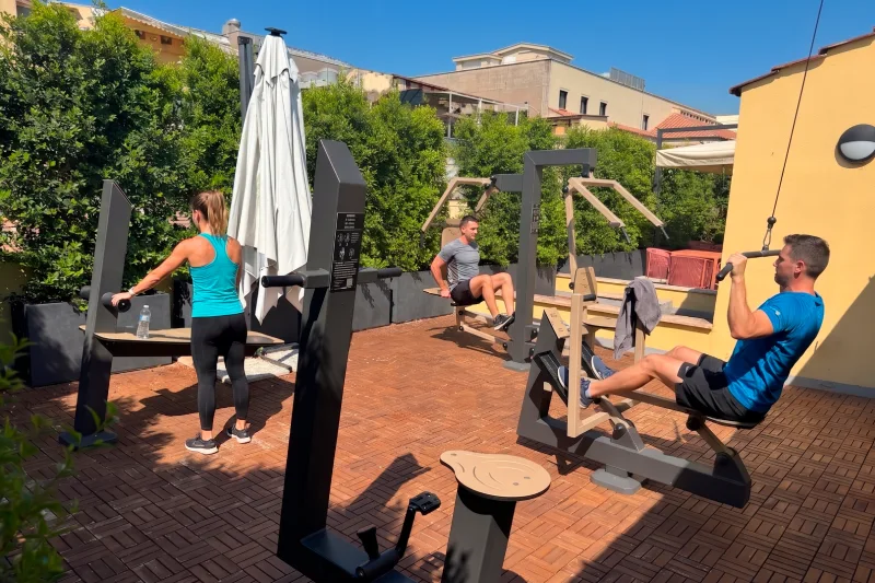 Palestra all’aperto con macchinari fitness e spazio dedicato all’allenamento degli ospiti nel cuore di Roma vicino a Termini - Moderno Hotel Roma, BZAR hotels in Rome