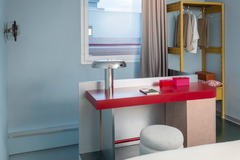 Zona living della junior suite con jacuzzi, scrivania di design e comfort premium in hotel a Roma - Moderno Hotel Roma, BZAR hotels a Roma