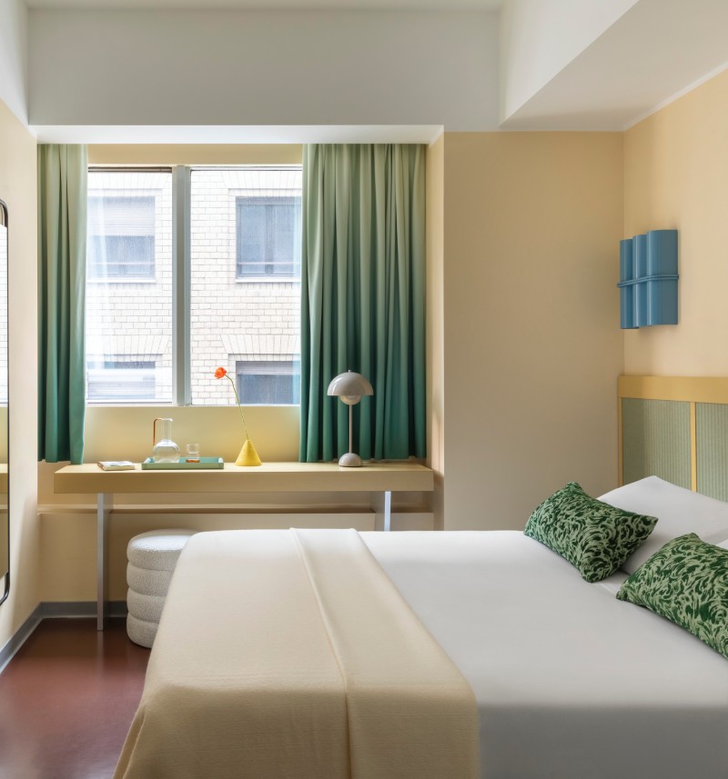 Anteprima della camera small moderna con letto matrimoniale, scrivania e luce naturale in hotel a Roma, ideale per soggiorni business e leisure - Moderno Hotel Roma, BZAR hotels a Roma