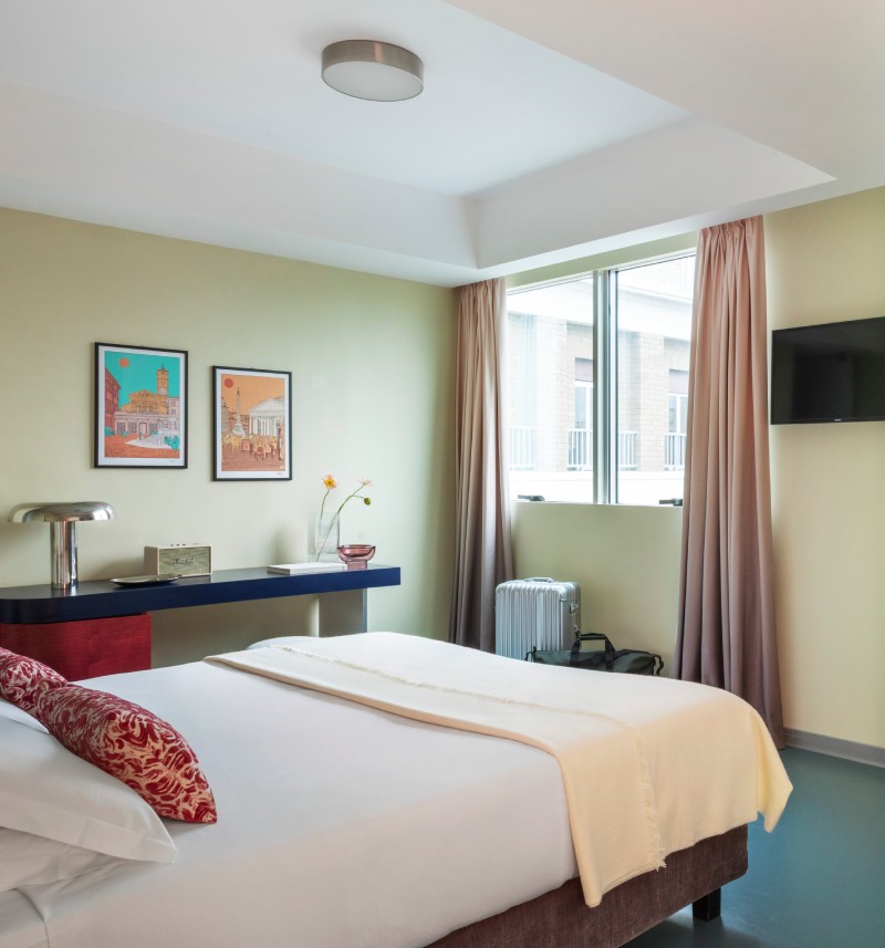 Anteprima della camera superior spaziosa con letto matrimoniale e area lavoro in hotel a Roma - Moderno Hotel Roma, BZAR hotels a Roma