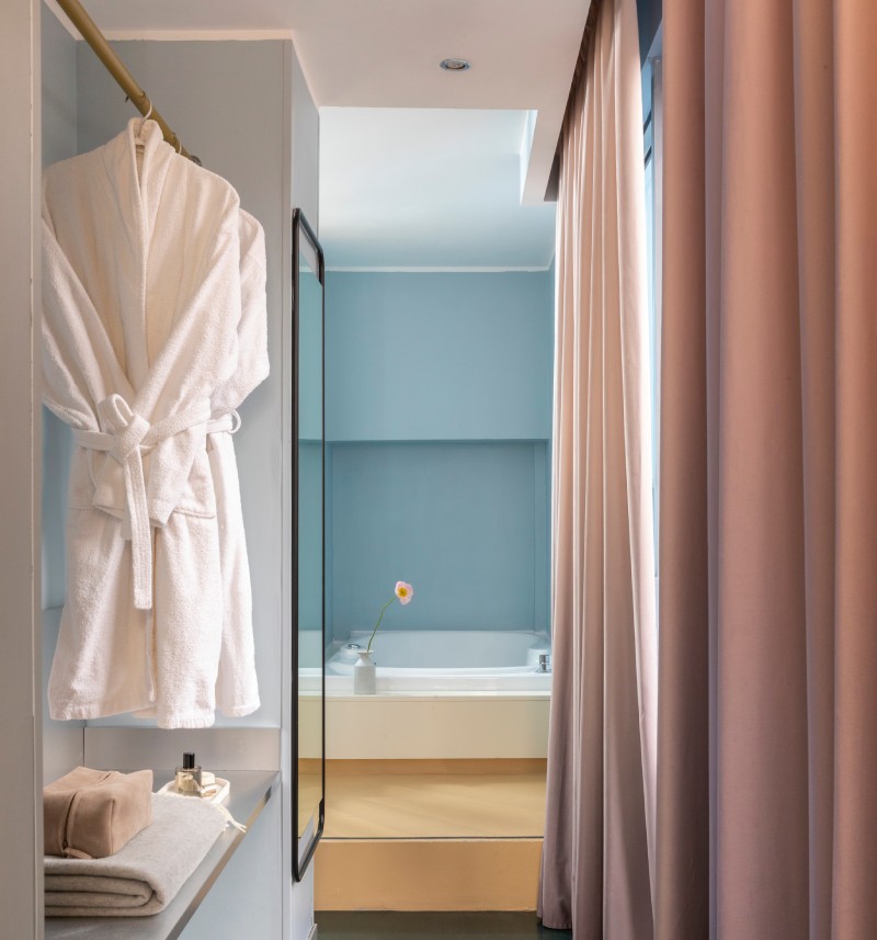 Anteprima della junior suite con jacuzzi privata, camera elegante con letto matrimoniale e design contemporaneo in hotel a Roma - Moderno Hotel Roma, BZAR hotels a Roma