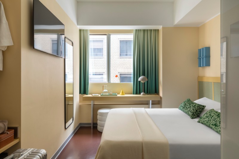 Camera small moderna con letto matrimoniale, scrivania e luce naturale in hotel a Roma, ideale per soggiorni business e leisure - Moderno Hotel Roma, BZAR hotels a Roma