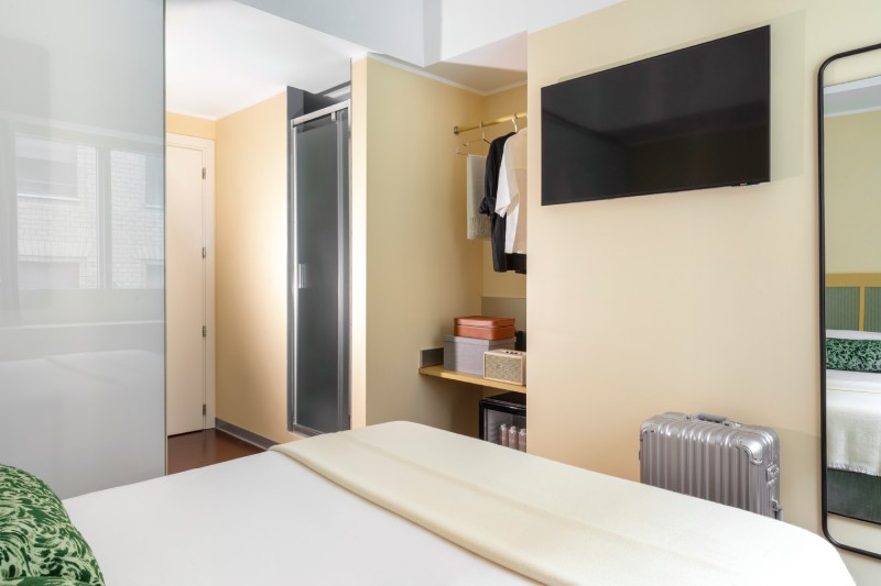 Camera small funzionale con armadio aperto, TV e bagno privato in hotel a Roma per viaggi di lavoro e brevi soggiorni - Moderno Hotel Roma, BZAR hotels a Roma