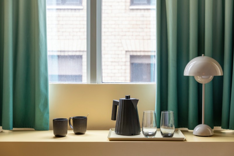 Dettaglio camera small con vassoio cortesia e finestra luminosa in hotel a Roma, comfort ideale per soggiorni business - Moderno Hotel Roma, BZAR hotels a Roma