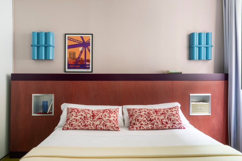 Dettaglio della camera standard con testata letto di design e illuminazione moderna in hotel a Roma - Moderno Hotel Roma, BZAR hotels a Roma