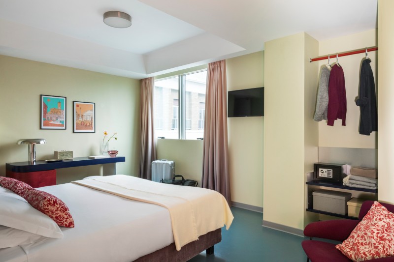 Camera superior spaziosa con letto matrimoniale e area lavoro in hotel a Roma - Moderno Hotel Roma, BZAR hotels a Roma