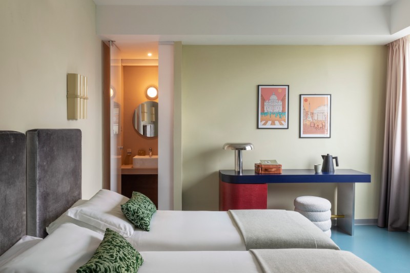 Dettaglio camera superior con zona relax e decorazioni moderne in hotel a Roma - Moderno Hotel Roma, BZAR hotels a Roma